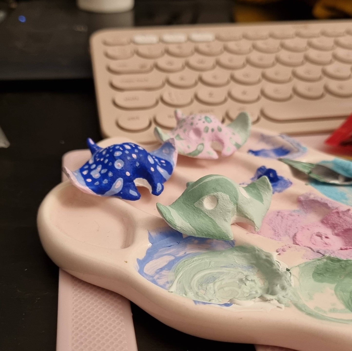Smol Manta Ray Pen & Brush Rest