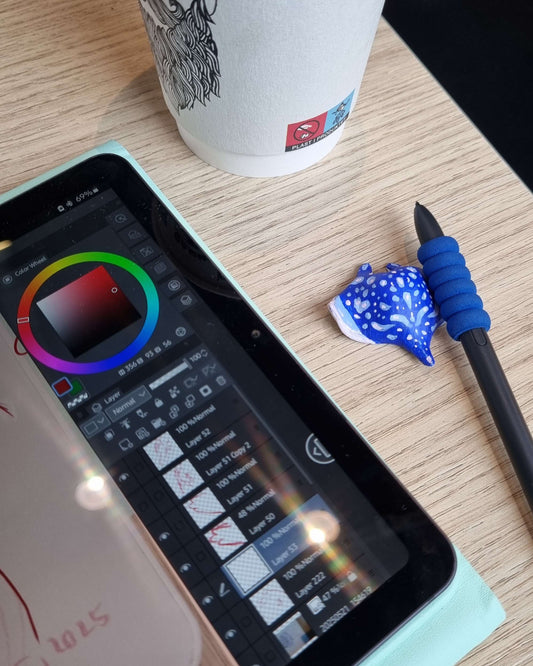 Smol Manta Ray Pen & Brush Rest